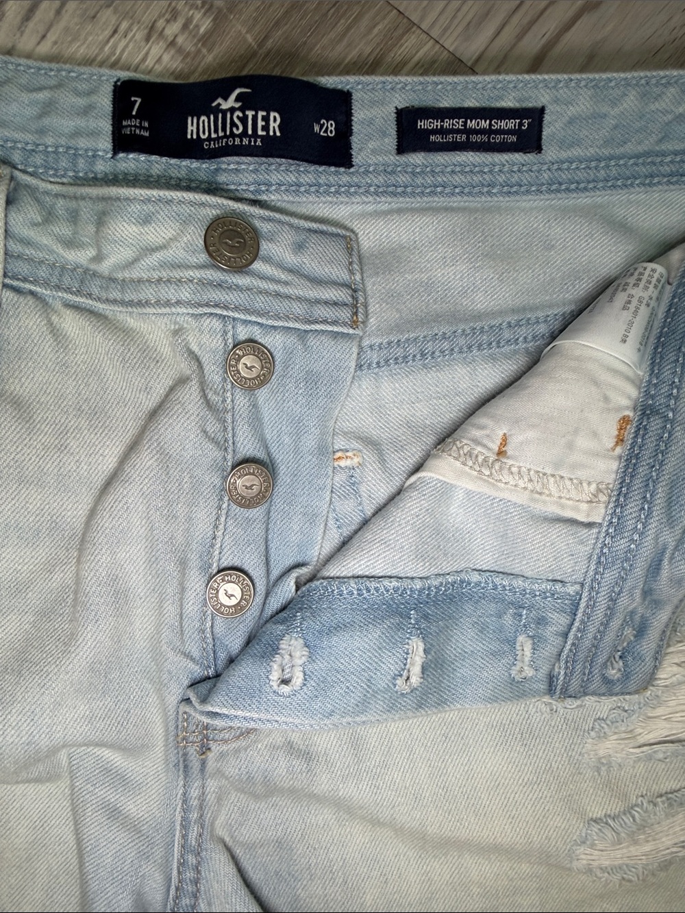 Hollister High-Rise Mom 3’ Light Blue Distressed Denim Shorts - Size 7/w28 - Picture 6 of 11